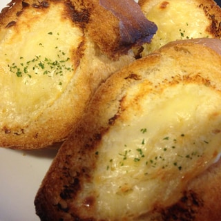 朝食にぴったり！チーズパセリフランスパン